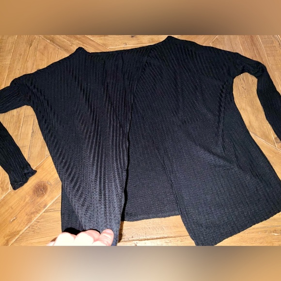 Chaser waffle texture split back casual long sleeve top - size medium in black - Picture 8 of 8
